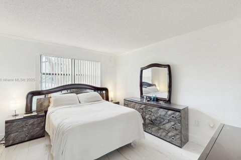Condo in Hialeah, Florida, 1 bedroom № 1960929 - photo 11