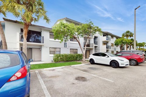 Condo in Hialeah, Florida, 1 bedroom № 1960929 - photo 13