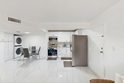 Condo in Hialeah, Florida, 1 bedroom № 1960929 - photo 10