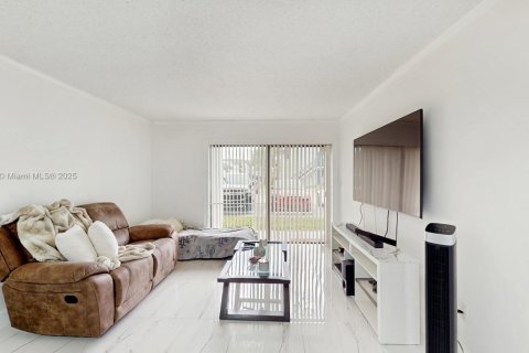 Condo in Hialeah, Florida, 1 bedroom № 1960929 - photo 2
