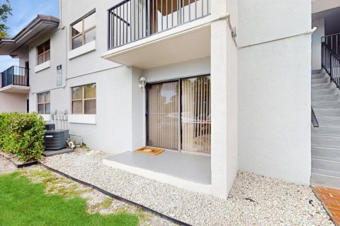 Condo in Hialeah, Florida, 1 bedroom № 1960929 - photo 1