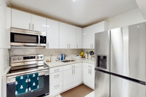 Condo in Hialeah, Florida, 1 bedroom № 1960929 - photo 9