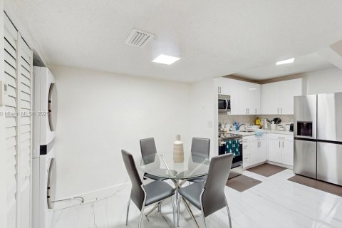 Condo in Hialeah, Florida, 1 bedroom № 1960929 - photo 7