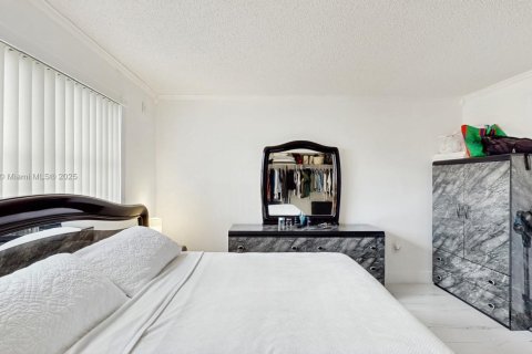 Condo in Hialeah, Florida, 1 bedroom № 1960929 - photo 12