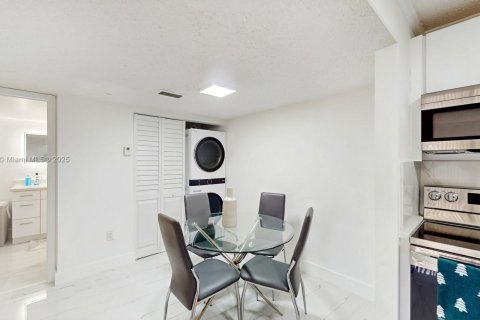 Condo in Hialeah, Florida, 1 bedroom № 1960929 - photo 6