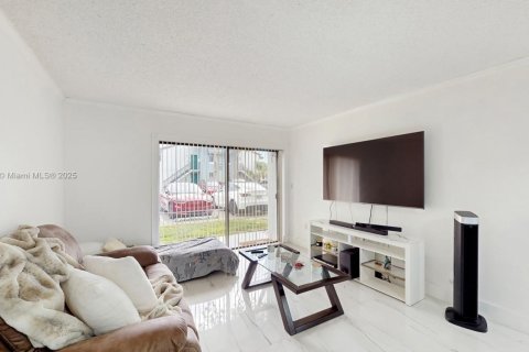 Condo in Hialeah, Florida, 1 bedroom № 1960929 - photo 3