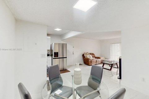 Condo in Hialeah, Florida, 1 bedroom № 1960929 - photo 8