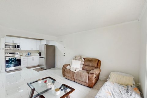 Condo in Hialeah, Florida, 1 bedroom № 1960929 - photo 4