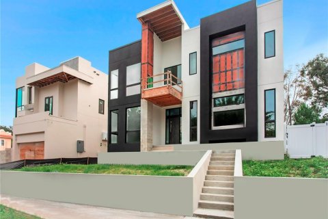 House in Tampa, Florida 5 bedrooms, 394.28 sq.m. № 2283330