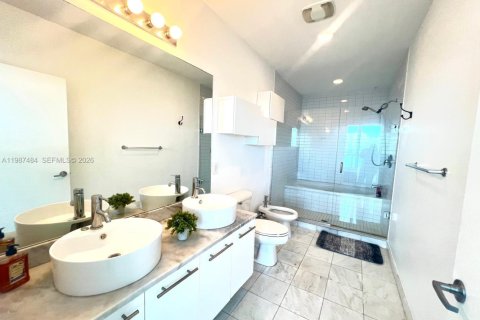 Condominio en alquiler en Miami, Florida, 1 dormitorio, 77.39 m2 № 2052655 - foto 11