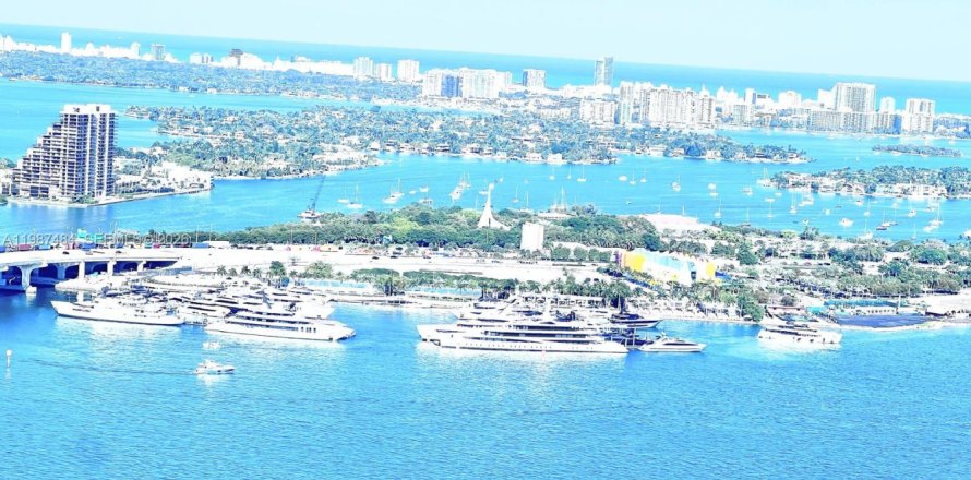 Condominio en Miami, Florida, 1 dormitorio  № 2052655