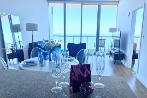 Condominio en alquiler en Miami, Florida, 1 dormitorio, 77.39 m2 № 2052655 - foto 2