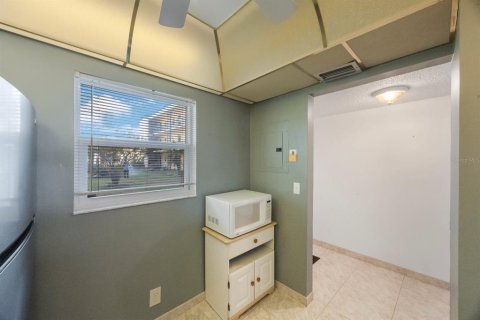 Condo in Largo, Florida, 2 bedrooms  № 1580408 - photo 17