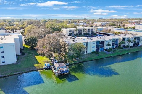Condo in Largo, Florida, 2 bedrooms  № 1580408 - photo 30