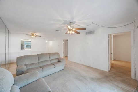 Condo in Largo, Florida, 2 bedrooms  № 1580408 - photo 13