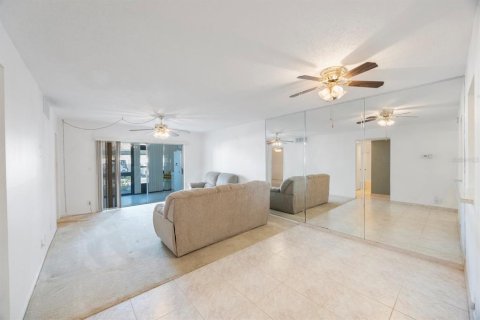 Condo in Largo, Florida, 2 bedrooms  № 1580408 - photo 9