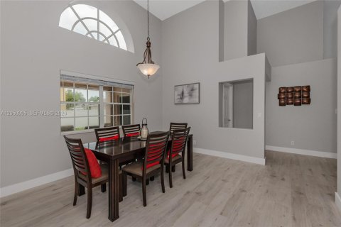 Casa en venta en Pembroke Pines, Florida, 4 dormitorios, 234.76 m2 № 2169307 - foto 10