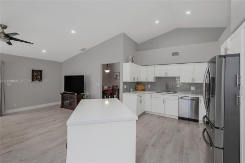 Casa en venta en Pembroke Pines, Florida, 4 dormitorios, 234.76 m2 № 2169307 - foto 18