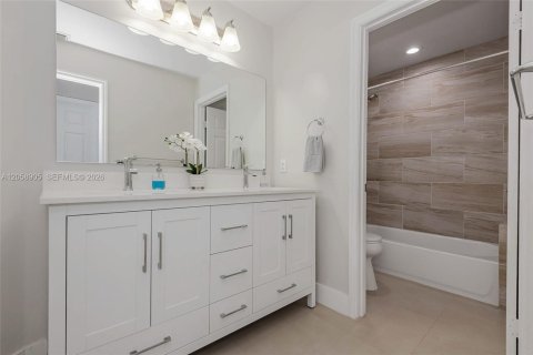Casa en venta en Pembroke Pines, Florida, 4 dormitorios, 234.76 m2 № 2169307 - foto 29