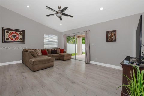 Casa en venta en Pembroke Pines, Florida, 4 dormitorios, 234.76 m2 № 2169307 - foto 13