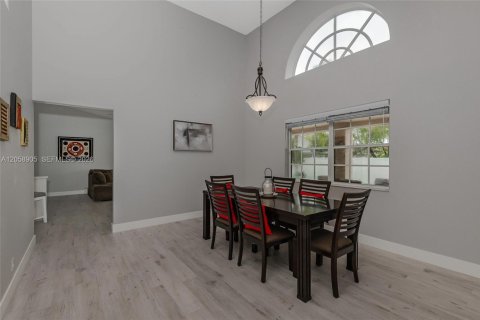 Casa en venta en Pembroke Pines, Florida, 4 dormitorios, 234.76 m2 № 2169307 - foto 9