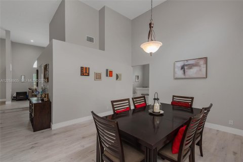 Casa en venta en Pembroke Pines, Florida, 4 dormitorios, 234.76 m2 № 2169307 - foto 11