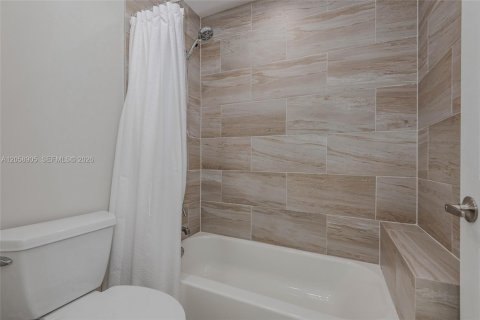 Casa en venta en Pembroke Pines, Florida, 4 dormitorios, 234.76 m2 № 2169307 - foto 28