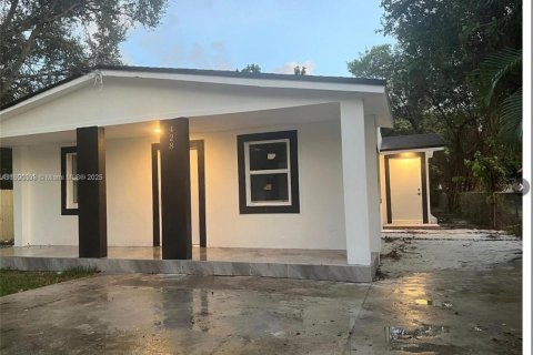 Casa en alquiler en Miami, Florida, 2 dormitorios, 125.7 m2 № 1952179 - foto 1