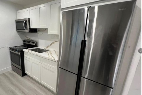 Casa en alquiler en Miami, Florida, 2 dormitorios, 125.7 m2 № 1952179 - foto 2