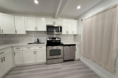 Casa en alquiler en Miami, Florida, 2 dormitorios, 125.7 m2 № 1952179 - foto 6