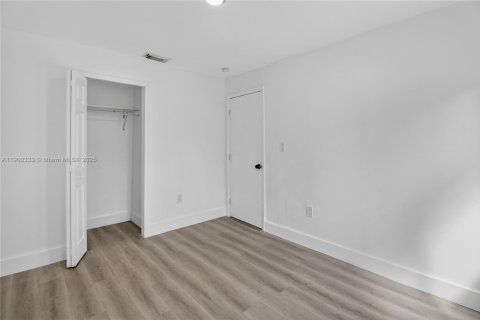 Casa en alquiler en Miami, Florida, 2 dormitorios, 125.7 m2 № 1952179 - foto 16