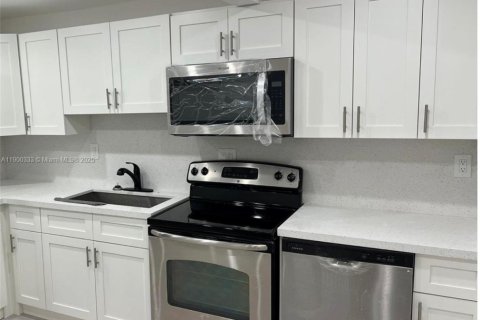 Casa en alquiler en Miami, Florida, 2 dormitorios, 125.7 m2 № 1952179 - foto 3