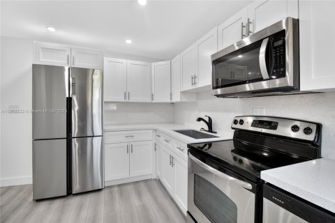 Casa en alquiler en Miami, Florida, 2 dormitorios, 125.7 m2 № 1952179 - foto 24