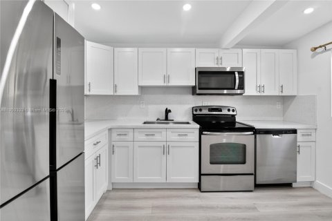 Casa en alquiler en Miami, Florida, 2 dormitorios, 125.7 m2 № 1952179 - foto 23