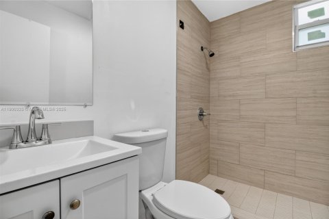 Casa en alquiler en Miami, Florida, 2 dormitorios, 125.7 m2 № 1952179 - foto 17