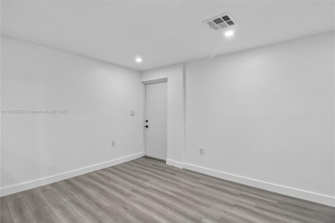 Casa en alquiler en Miami, Florida, 2 dormitorios, 125.7 m2 № 1952179 - foto 20