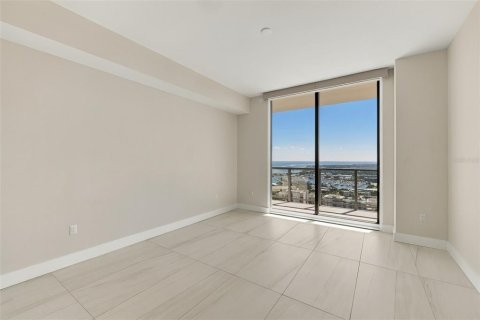 Condo in Saint Petersburg, Florida, 3 bedrooms № 2429308 - photo 13