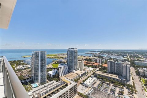 Condo in Saint Petersburg, Florida, 3 bedrooms № 2429308 - photo 15