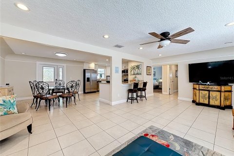 Casa en venta en Saint Petersburg, Florida, 4 dormitorios, 187.94 m2 № 1881074 - foto 14