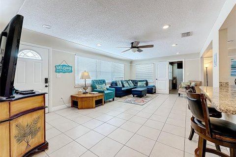 House in Saint Petersburg, Florida 4 bedrooms, 187.94 sq.m. № 1881074 - photo 15