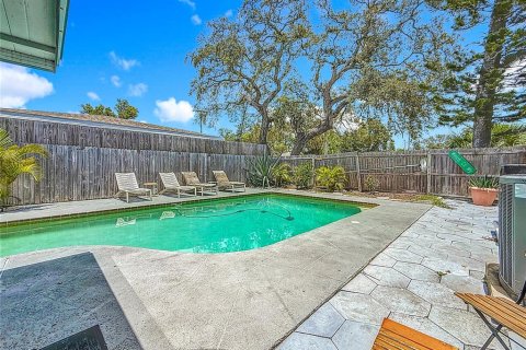 House in Saint Petersburg, Florida 4 bedrooms, 187.94 sq.m. № 1881074 - photo 9