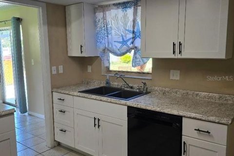 House in Palm Harbor, Florida 4 bedrooms, 174.75 sq.m. № 1909900 - photo 11