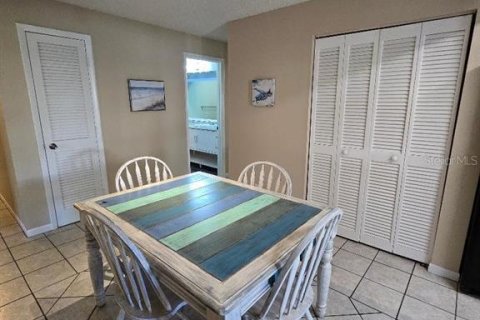House in Palm Harbor, Florida 4 bedrooms, 174.75 sq.m. № 1909900 - photo 14
