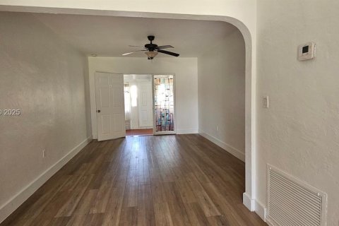 House in Hollywood, Florida 3 bedrooms, 121.89 sq.m. № 1983905 - photo 3