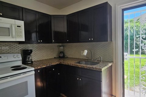 House in Hollywood, Florida 3 bedrooms, 121.89 sq.m. № 1983905 - photo 8