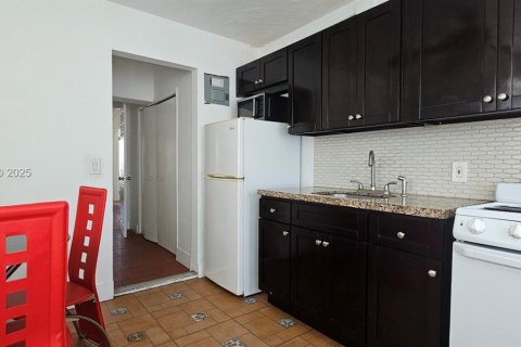 House in Hollywood, Florida 3 bedrooms, 121.89 sq.m. № 1983905 - photo 7