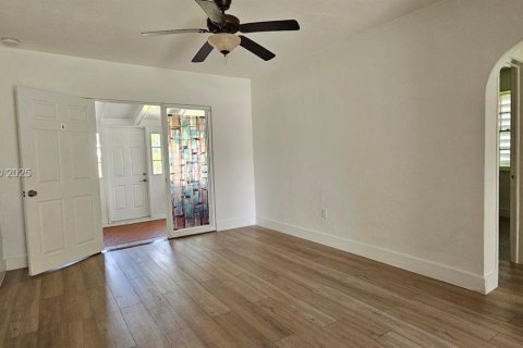 House in Hollywood, Florida 3 bedrooms, 121.89 sq.m. № 1983905 - photo 4