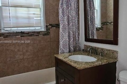 House in Hollywood, Florida 3 bedrooms, 121.89 sq.m. № 1983905 - photo 10