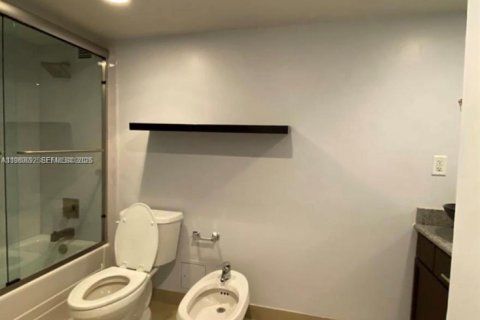 Condo in Miami Beach, Florida, 2 bedrooms  № 2043895 - photo 8