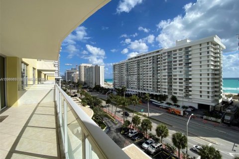 Condo in Miami Beach, Florida, 2 bedrooms  № 2043895 - photo 2
